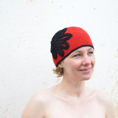 Chapeau rouge crocheté, bonnet femminin retro, cloche d'hiver élégante, applique en grosse fleur noire
