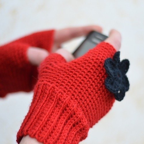 Mitaines crochetées en rouge aux fleurs appliqués, moufles tricotées en laine, gants d'hiver élégants, chauffe-mains pour femmes