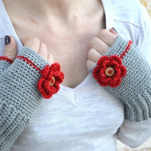 Mitaines grises en crochet avec fleur rouge, moufles tricoté en laine