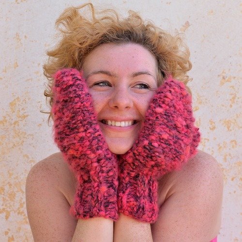 Moufles  tricotées en grosse laine, gants roses fuschia