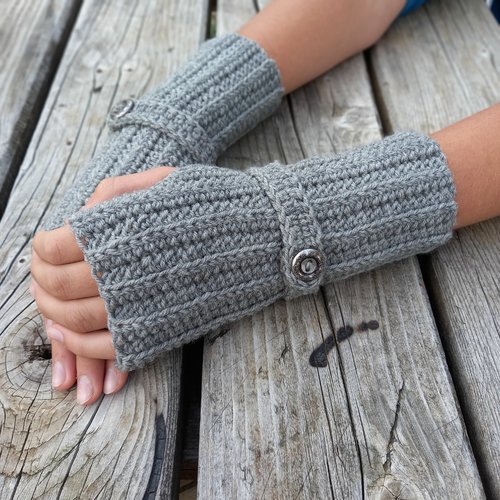 Mitaines tricotées en gris, moufles en mérinos, gants au crochet
