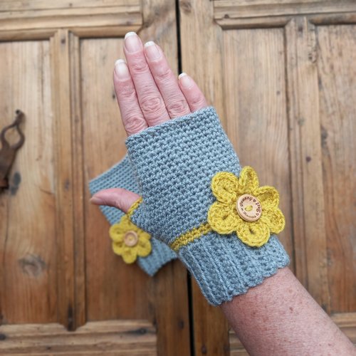 Mitaines sans doigts au crochet gris, ornées d'une fleur jaune délicate , moufles tricotés en laine, gants de noces