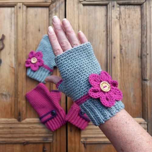 Mitaines sans doigts au crochet gris, ornées d'une fleur fuschia délicate, moufles tricotés en laine, gants de noces