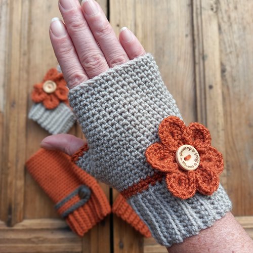 Mitaines sans doigts au crochet beige, ornées d'une fleur orange délicate, moufles tricotés en laine, gants de noces