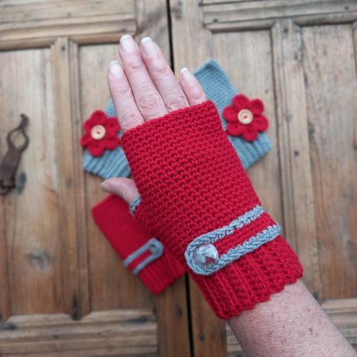 Mitaines courtes, gris et rouge avec une bande élégante, moufles tricotés en laine, gants de st. valantin