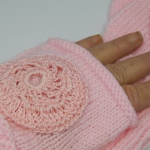 Mitaines rose  "fait main" motif crochet rose
