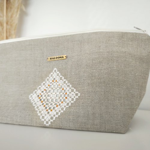 Pochette unique en lin 100 % – broderie main et perles