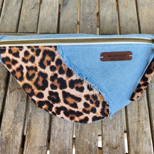 Sac banane en jean recyclé et léopard