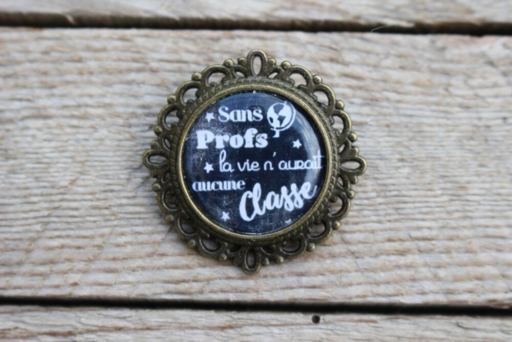 Broche Badge Citation Sans Profs La Vie N Aurait Aucune Classe Cadeau Diplome Tableau Craies Cadeau A Offrir Ou A S Offrir Pin S Badge Un Grand Marche