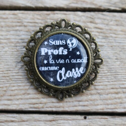 Broche Badge Citation Sans Profs La Vie N Aurait Aucune Classe Cadeau Diplome Tableau Craies Cadeau A Offrir Ou A S Offrir Pin S Badge Un Grand Marche