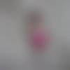 Breloque petite figurine articulee en metal, robe rose (2 tons)