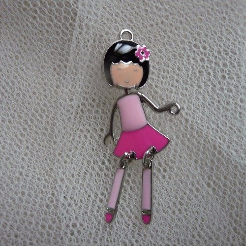 Breloque petite figurine articulee en metal, robe rose (2 tons)