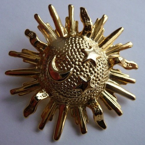 Broche ronde soleil, metal dore, motifs etoile et  lune