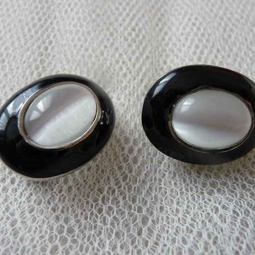 Paire de boucles d'oreilles ovales noires et blanches (perle oeil de chat)