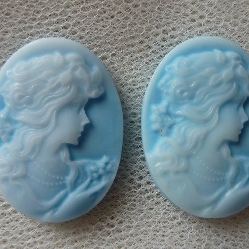 2 camees cabochons medaillons ovales, profil feminin, en plastique bleu ciel - 3,7 cm x 2,8 cm