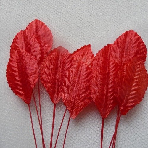 12 petites feuilles decoratives rouges, en tissu satine rigide