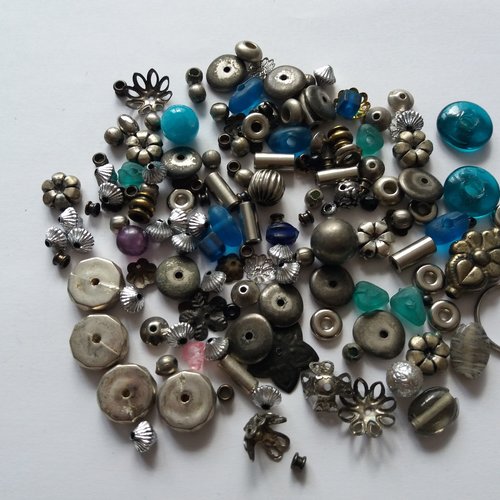 Ensemble de perles fantaisie argentées et perles de verre bleues