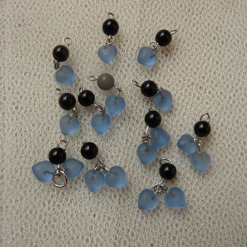 Petites breloques  perles noires et coeurs verre bleu