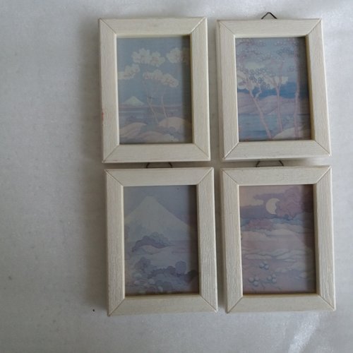 4 petits cadres blancs en plastique imitation bois