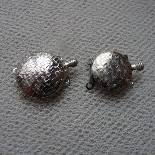 2 fermoirs fantaisie, aspect martele, ronds,  en metal argente