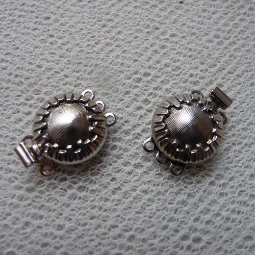 2 fermoirs fantaisie, ronds,  en metal argente avec perle nacree
