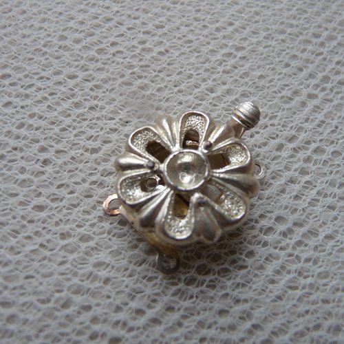 1 fermoir fleur 2 rangs,  en metal argente clair