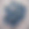 10 cabochons en verre, fond plat, couleur bleue legerement irisee