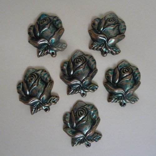 6 pendentifs  breloques forme fleur, couleur dore/cuivre