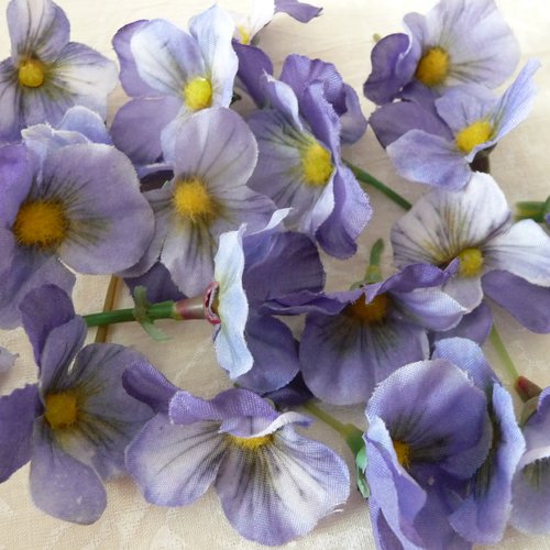 Ensemble de 10 fleurs en tissu, couleur mauve, avec coeur jaune - arts plastiques, customisation, décoration