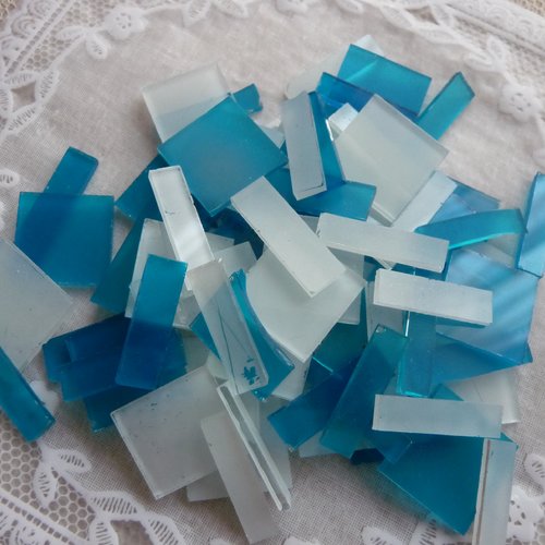 50 g melange morceaux verre bleus et blancs, carres et rectangulaires,  pour decorations et arts plastiques