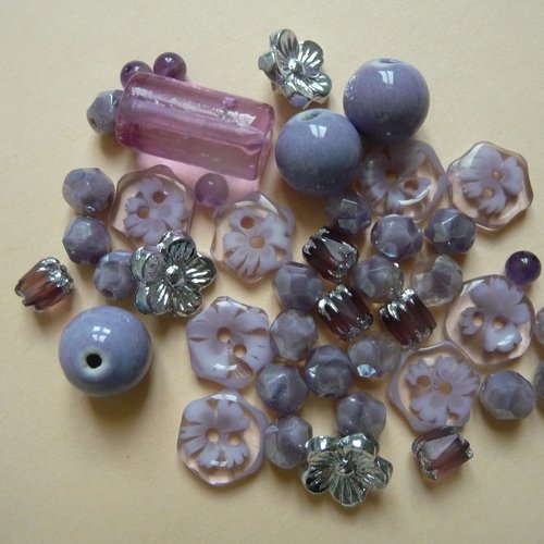 Assortiment de perles en verre, céramique et autres,  mix créatif dans un camaëu de mauve