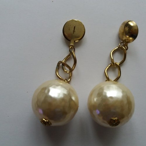 Longues  boucles d'oreilles dorées à clous, 1 grosse perle nacrée ivoire sur courte chaîne 2 maillons,