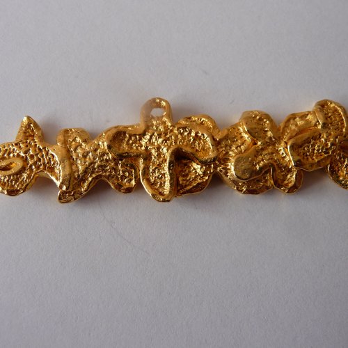 Très beau pendentif stylisé, forme allongée, en métal doré