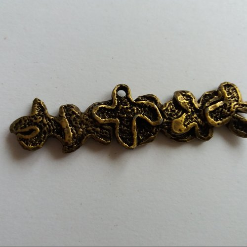 Très beau pendentif stylisé, forme allongée, en métal doré vieilli