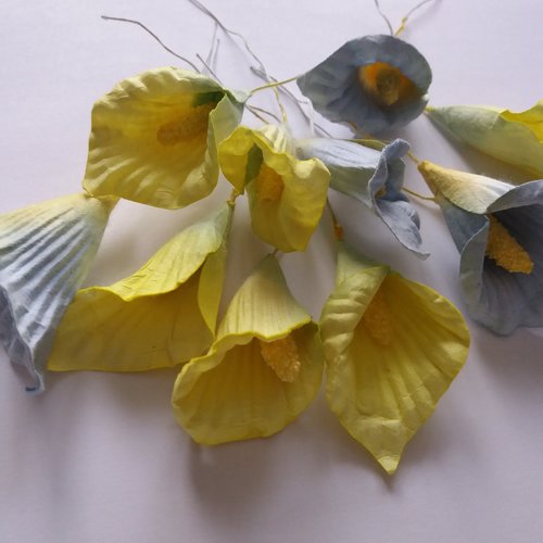 Lot de 8 fleurs en papier, avec tiges, jaunes et bleues - décoration, embellissements, créations florales, home-déco, loisirs créatifs
