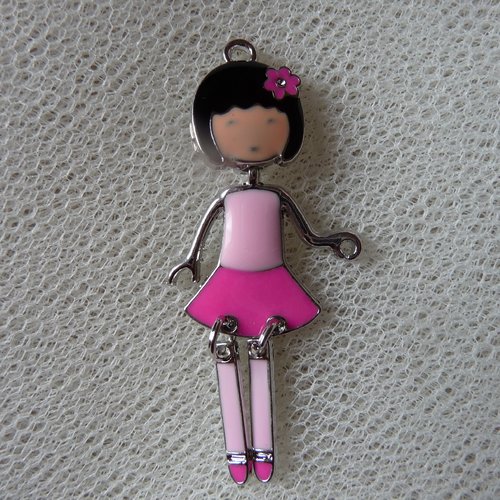 Breloque petite figurine articulee en metal, robe rose (2 tons),
