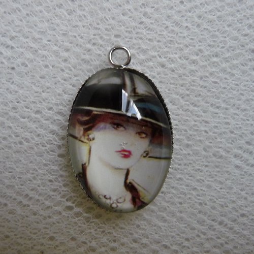 Ravissant pendentif medaillon ovale, illustration visage jeune femme, metal argente