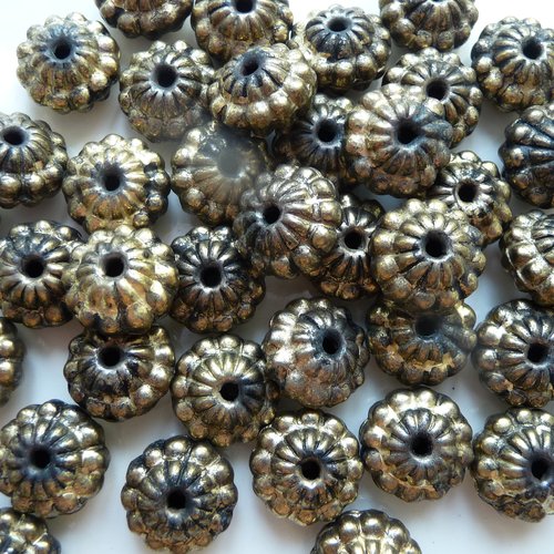 20 perles fantaisie style médiéval, aspect métal; couleur vieil or - bijoux de caractère, customisation, projets créatifs divers