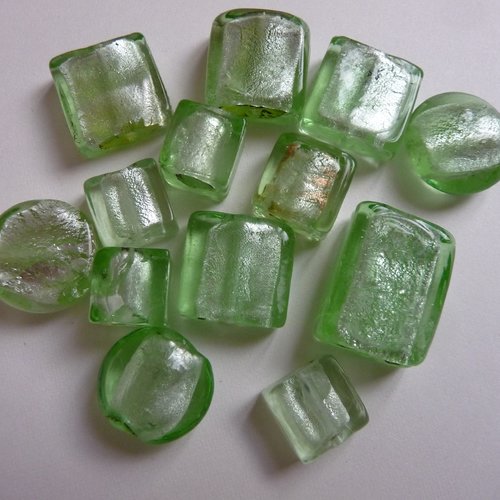 13 perles  en verre vertes , feuilles d'argent - 2 eme choix