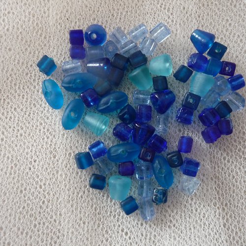 Mélange 65 perles artisanales en verre couleur bleue (plusieurs tons) - tailles et formes différentes