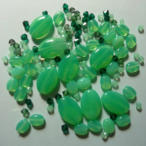 118 perles en verre et cristal swarovski camaieu de verts - mix creatif