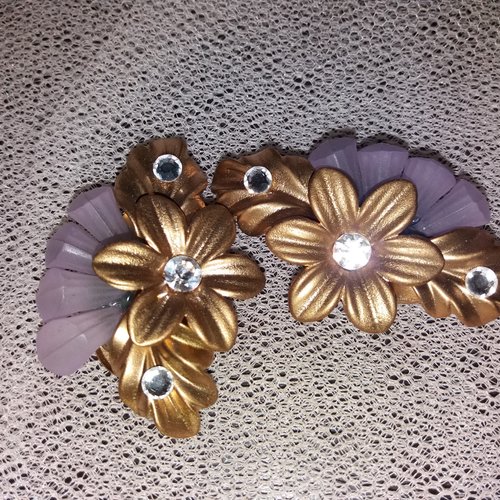 2 cabochons fleurs en plastique, couleur dorée, avec éléments mauves - bijoux, customisation, collages, décoration
