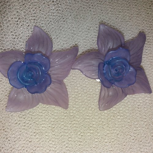 Boucles d'oreilles à clips, forme fleurs en plastique couleur mauve/parme