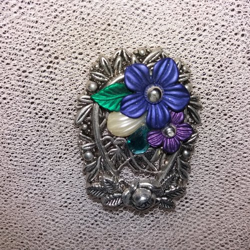 Broche fantaisie style "art nouveau"  plastique imitation métal argenté  décoré et fleurs violettes
