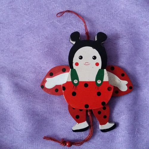 Figurine coccinelle en bois articulée  - à suspendre - 13 cm x 10 cm
