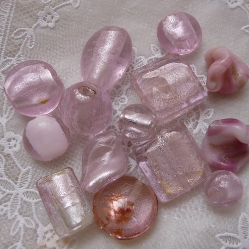 14 perles  en verre roses - 2 eme choix - tailles et formes differentes