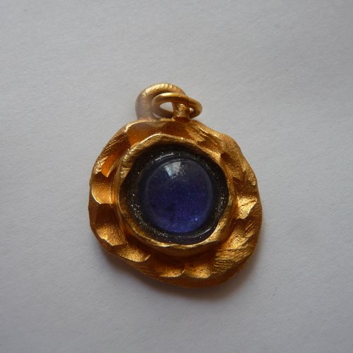 Joli pendentif bijou, en métal doré avec cabochon couleur bleue
