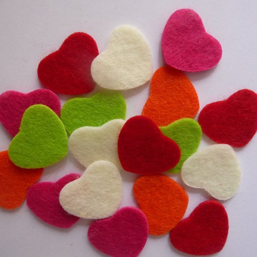 18 petits coeurs en feutrine - couleurs variees
