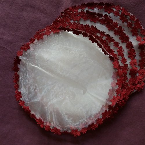 10 ronds tulle pour dragées, blancs avec bordures grenat papillons - bonbonnières mariage