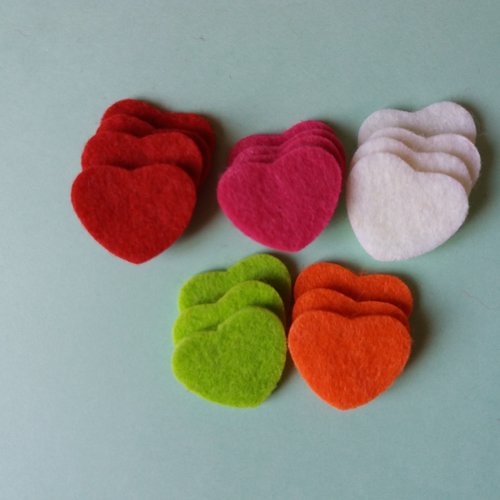 18 petits coeurs en feutrine - couleurs variees